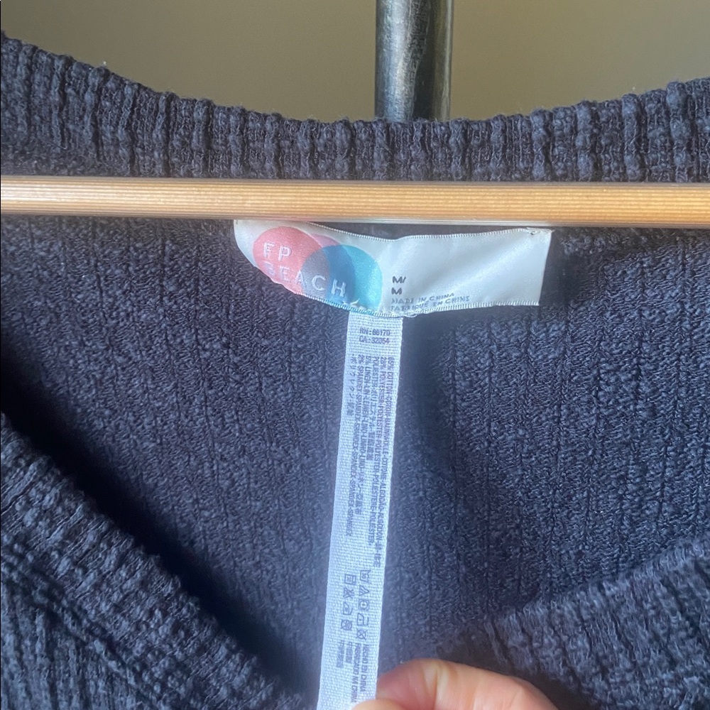 Free People Beach thick oversized top size M black/gray - Picture 2 of 8